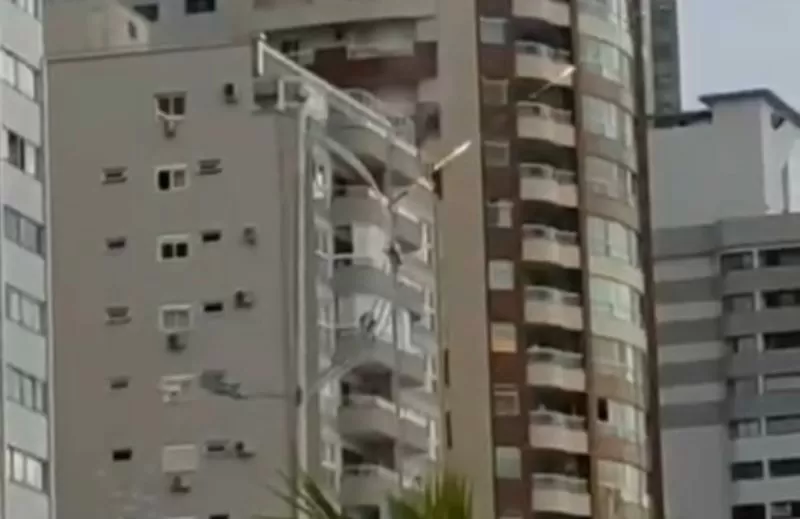 Fogos em prédio, ânimos exaltados e algemas: noite tensa em condomínio de SC