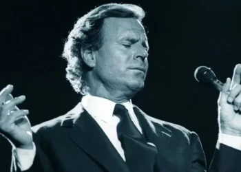 Julio Iglesias diz que acusações de agressões sexuais são falsas