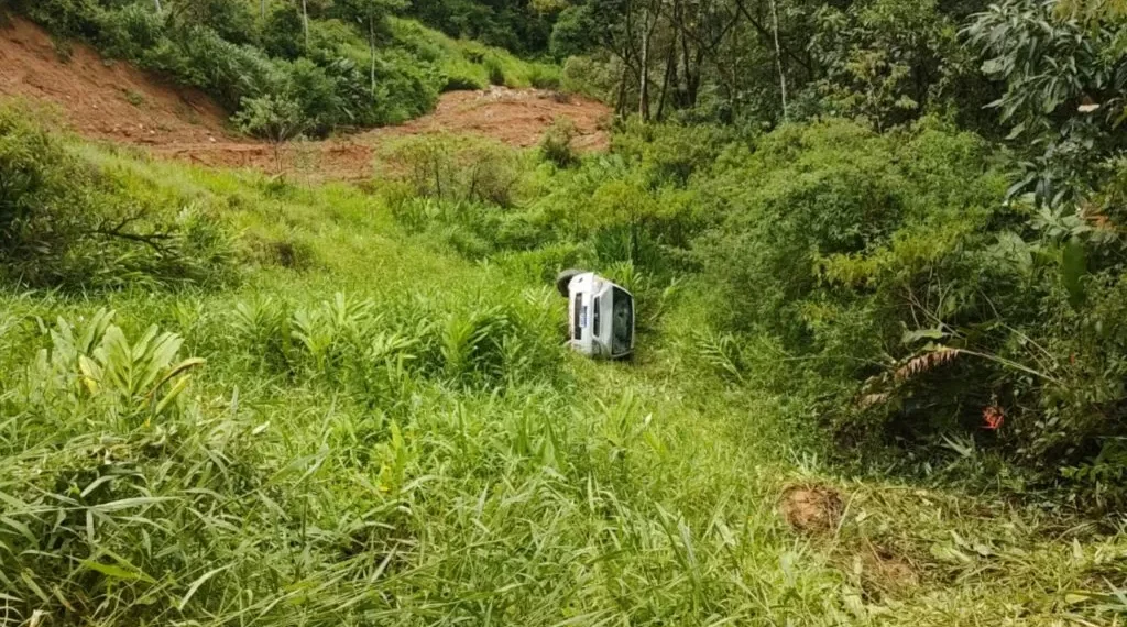 Carro despenca em ribanceira após perder o controle na Serra do Rio Rosina, em Rio dos Cedros