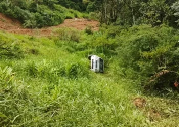 Carro despenca em ribanceira após perder o controle na Serra do Rio Rosina, em Rio dos Cedros
