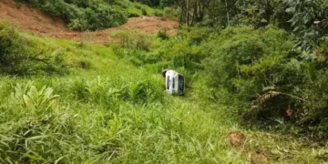 Carro despenca em ribanceira após perder o controle na Serra do Rio Rosina, em Rio dos Cedros