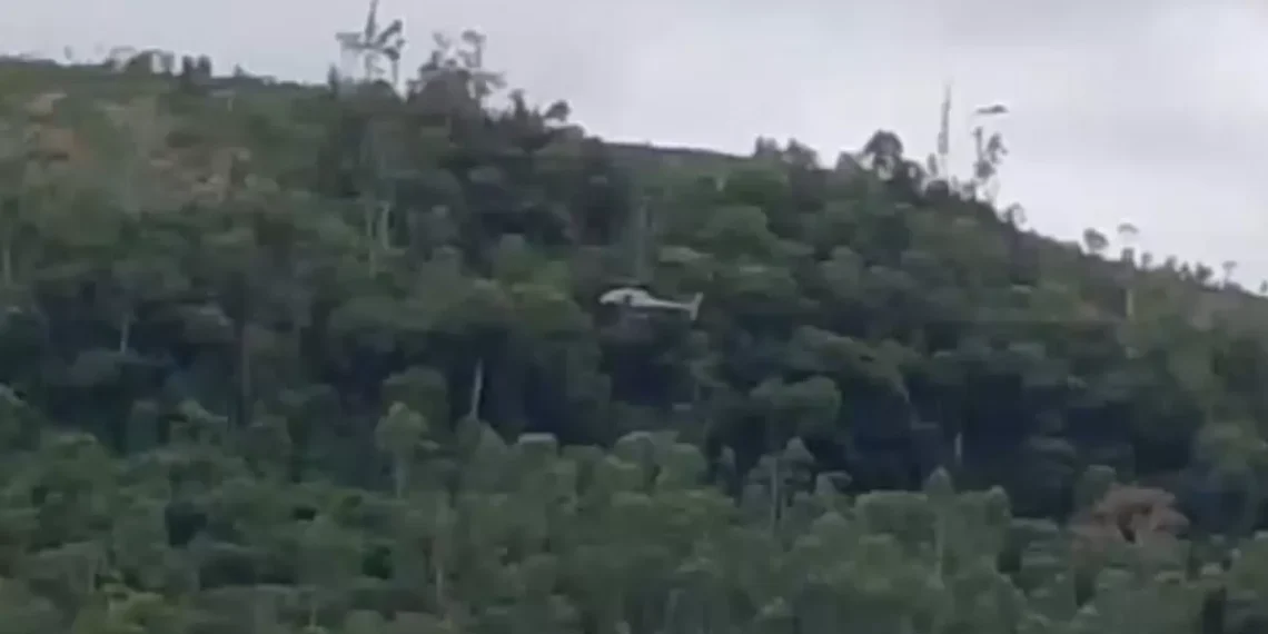 Viatura da Polícia Militar cai em ribanceira e deixa dois policiais feridos em SC