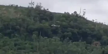 Viatura da Polícia Militar cai em ribanceira e deixa dois policiais feridos em SC