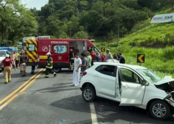 Colisão grave deixa três feridos e interdita totalmente a BR-470 em Rodeio