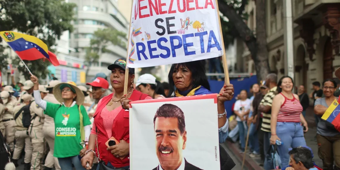 “Venezuela merece respeito”: Milhares exigem libertação de Nicolás Maduro em Caracas