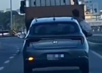 Quando a pressa aperta: mulher é flagrada urinando pela janela de carro em SC