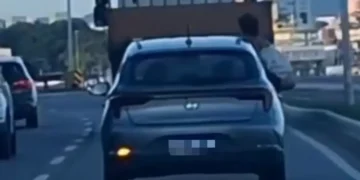 Quando a pressa aperta: mulher é flagrada urinando pela janela de carro em SC