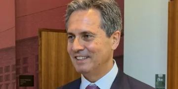 Dirigente do Fed vê juro “neutro” e diz não ser hora de novos cortes nos EUA