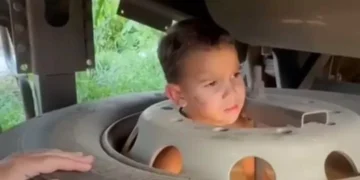 Menino de 4 anos é resgatado por policiais após ficar preso em roda de carreta