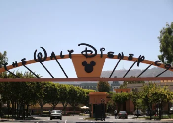 Turismo dos EUA destoa do mundo e recua em 2025 com endurecimento de regras