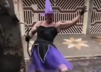 De bruxinha à sensação da cidade: gari se fantasia e espalha alegria durante o trabalho