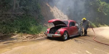 Bombeiros Voluntários de Indaial combatem incêndio em veículo, além de atenderem 11 ocorrências em 24 horas