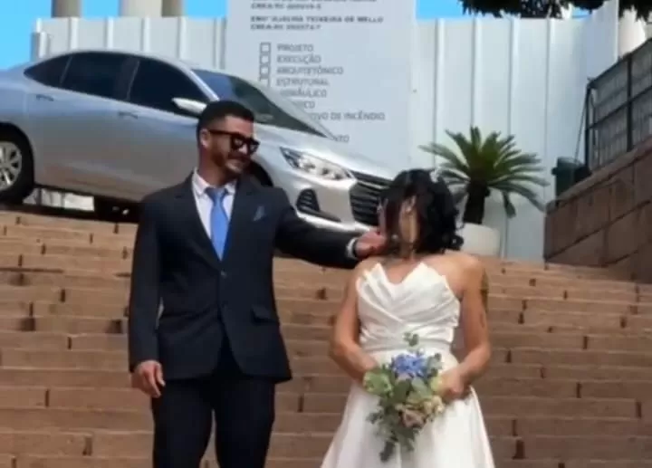 Ensaio de casamento em Blumenau é interrompido após carro descer escadaria durante fotos