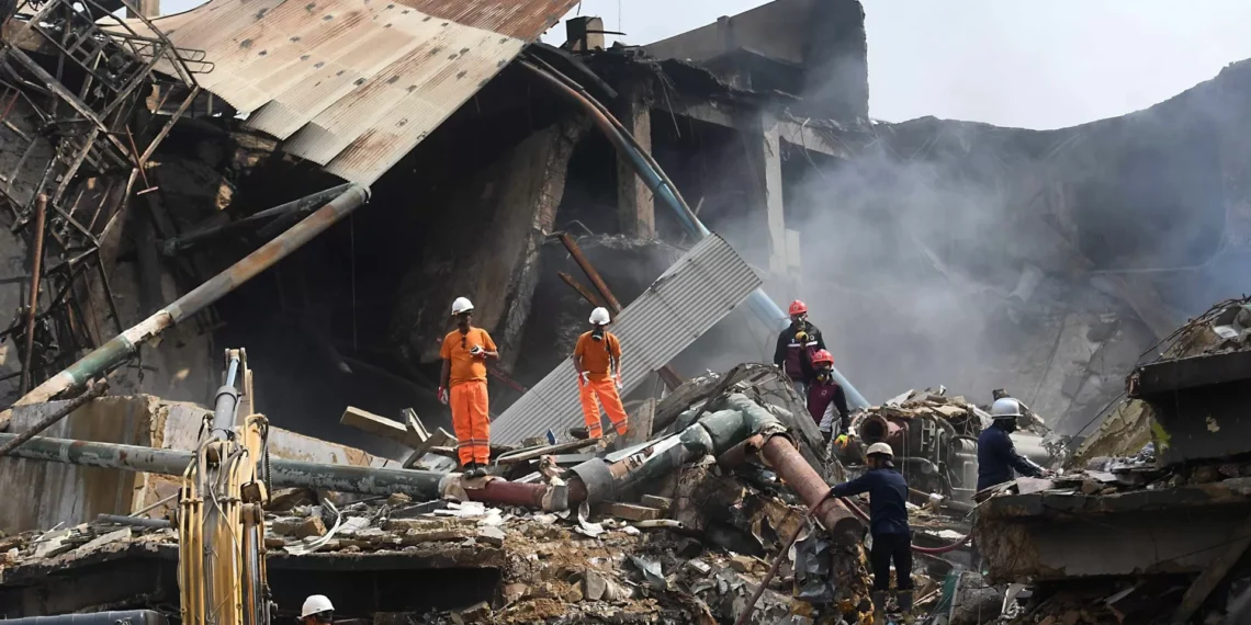 Incêndio em centro comercial faz pelo menos 21 mortos e dezenas de desaparecidos