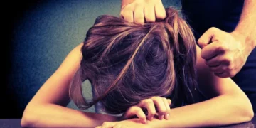 Mulher de 20 anos é encontrada em choque e com hematomas após agressão do companheiro em Indaial