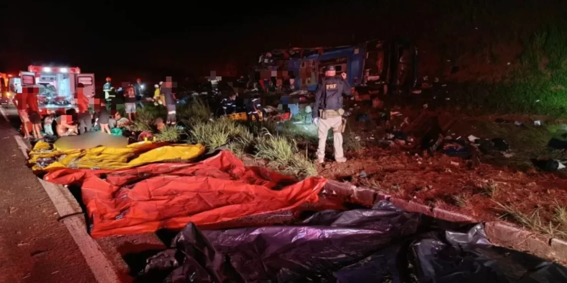 Trabalhadores que seguiam para SC para atuar na colheita de maçãs morrem em acidente com ônibus