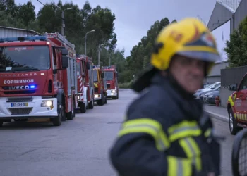 Matosinhos alerta para inalação de fumos em incêndio em fábrica de baterias