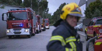 Matosinhos alerta para inalação de fumos em incêndio em fábrica de baterias