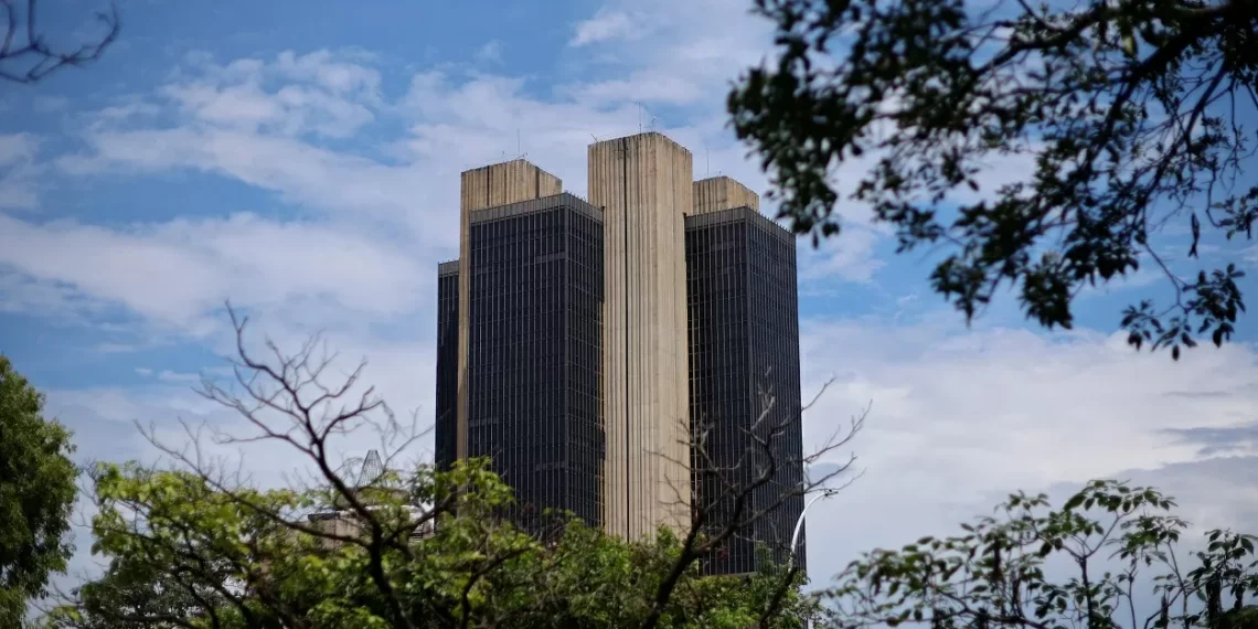 Boletim Focus aponta inflação abaixo de 4% em 2026 e mantém Selic em 12,25%