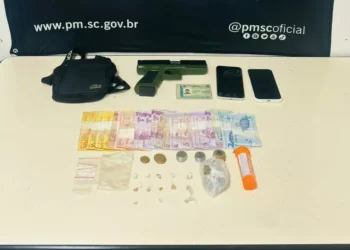 Adolescente e homem são flagrados com drogas, dinheiro e simulacro de arma em Blumenau