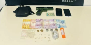 Adolescente e homem são flagrados com drogas, dinheiro e simulacro de arma em Blumenau