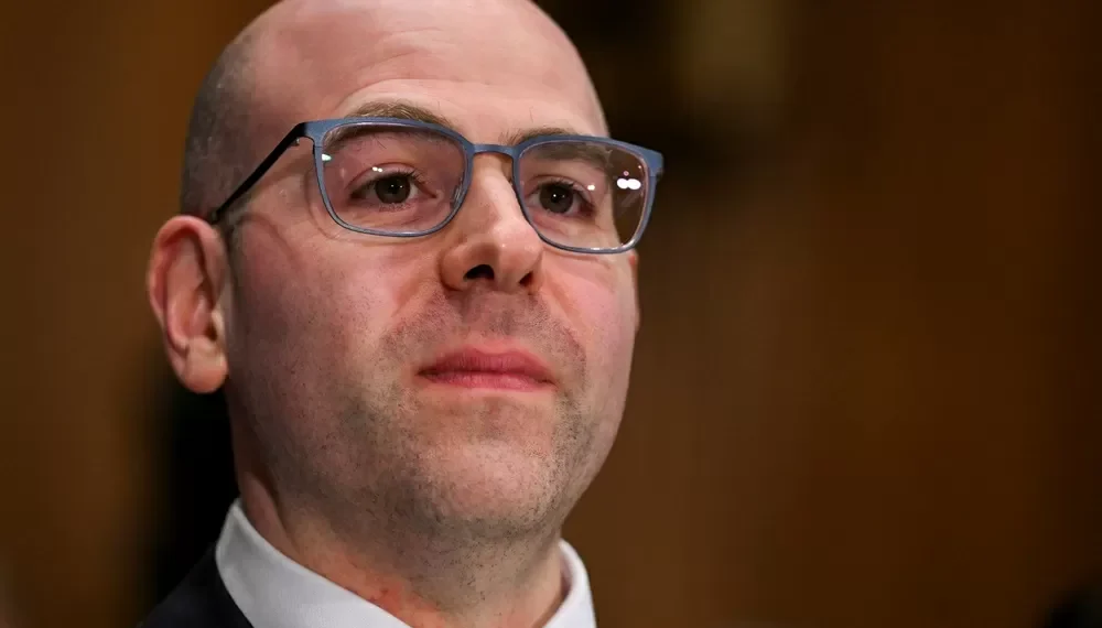 Diretor do Fed diz ser apropriado 4 cortes de juros em 2026, totalizando 1 ponto