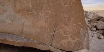 Descoberto sítio pré-histórico no Egito com pinturas rupestres de humanos primitivos