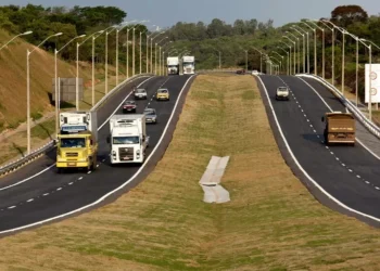 Volume de serviços cresce forte em 2025, mas dado de dezembro mostra perda de ritmo