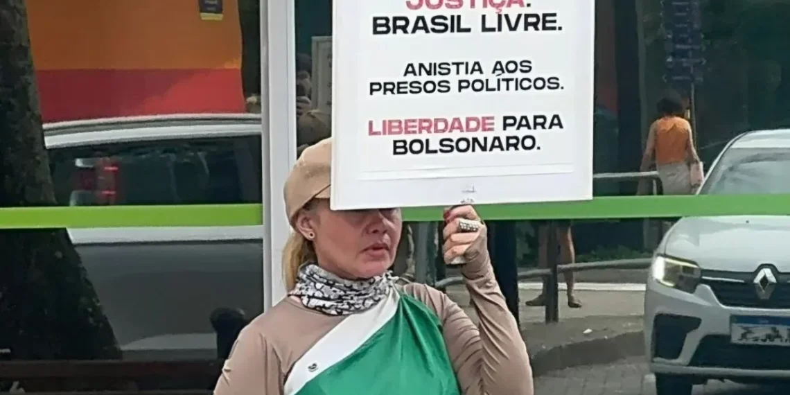 Brasil livre: mulher realiza protesto silencioso e desperta olhares no Centro de Blumenau