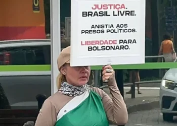 Brasil livre: mulher realiza protesto silencioso e desperta olhares no Centro de Blumenau