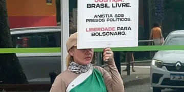 Brasil livre: mulher realiza protesto silencioso e desperta olhares no Centro de Blumenau