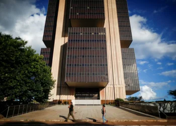 Focus: mercado reduz projeção de inflação e Selic para 2026; dólar cai a R$ 5,45