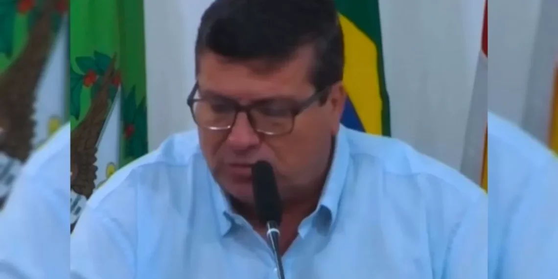 Vereador expõe que alunos estariam almoçando no chão em escola de Blumenau e aponta falta de mobiliário