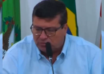 Vereador expõe que alunos estariam almoçando no chão em escola de Blumenau e aponta falta de mobiliário