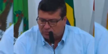 Vereador expõe que alunos estariam almoçando no chão em escola de Blumenau e aponta falta de mobiliário