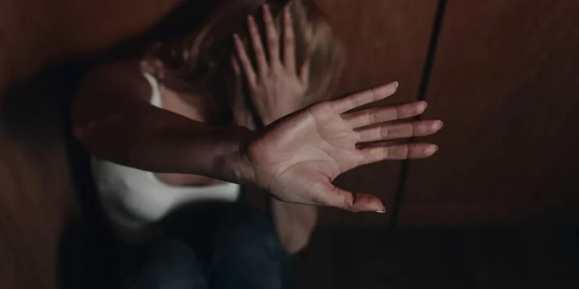 Homem de 21 anos é preso em Pomerode após agredir companheira com socos e tapas