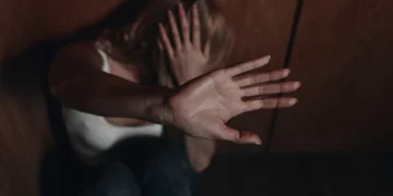 Homem de 21 anos é preso em Pomerode após agredir companheira com socos e tapas