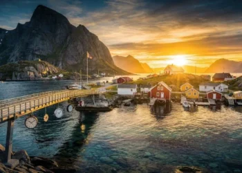 Como é viver na cidade onde o sol não se põe por 69 dias e o tempo não existe