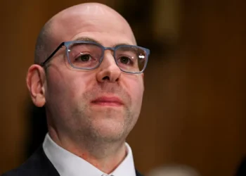 Diretor do Fed diz ser apropriado 4 cortes de juros em 2026, totalizando 1 ponto