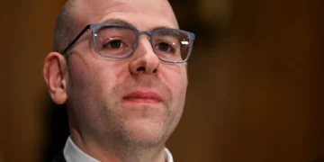 Diretor do Fed diz ser apropriado 4 cortes de juros em 2026, totalizando 1 ponto