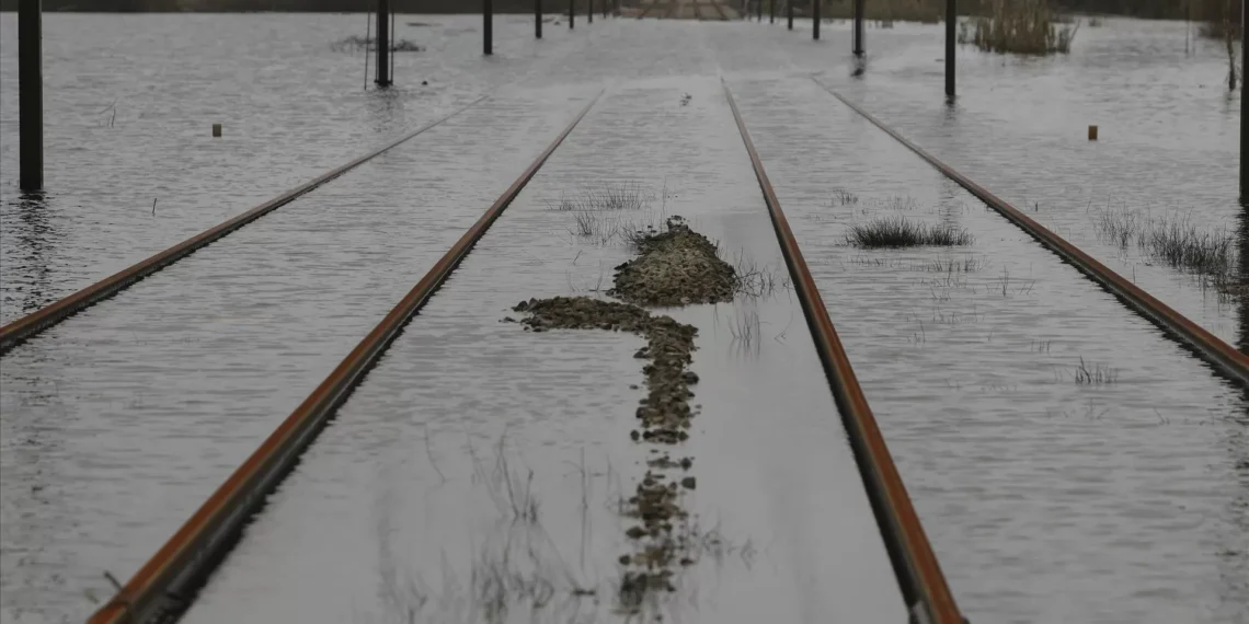 Comboios suspensos na Linha do Sul devido a inundações