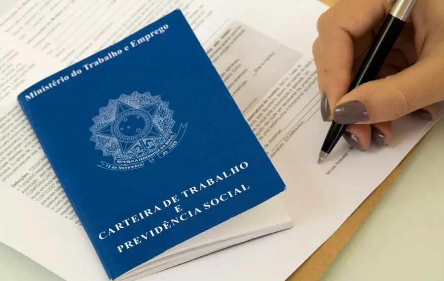 FGV: Indústria, construção e comércio cortam 34 mil vagas com ensino superior em 2025