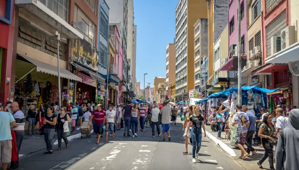 Desemprego baixo, IR e transferências vão elevar renda das famílias em 4,5%, diz XP