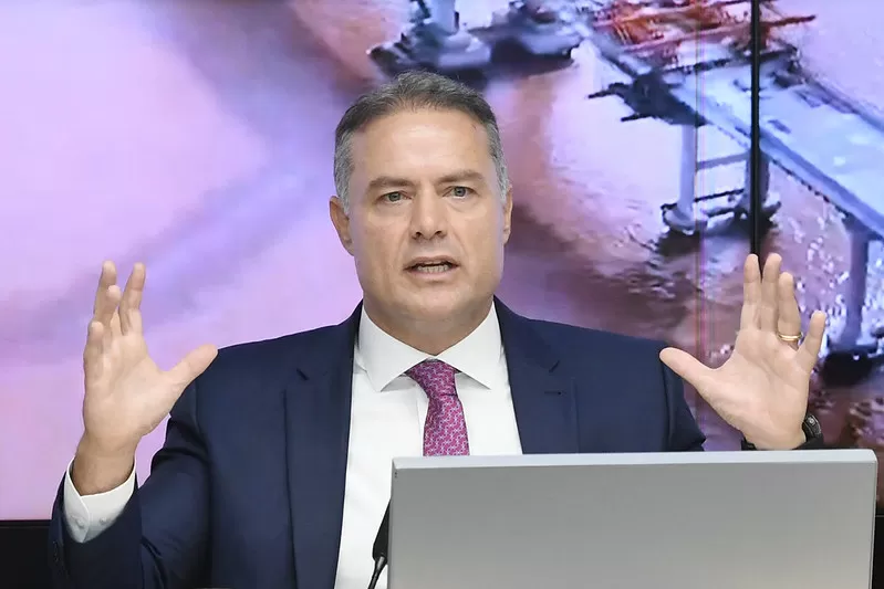 Renan Calheiros se reunirá com Galípolo hoje para tratar sobre Master