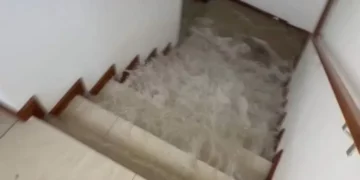 Caixa d’água estoura, provoca alagamento e gera correria em prédio residencial em SC