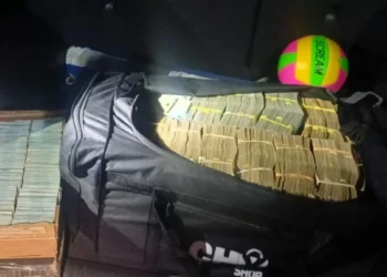 PRF apreende cerca de R$ 2 milhões escondidos em carro na BR-101 em SC e motorista é preso