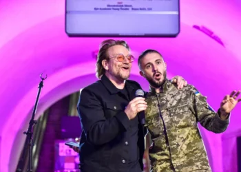 U2 lançam novas músicas que incluem críticas a Putin e ao ICE