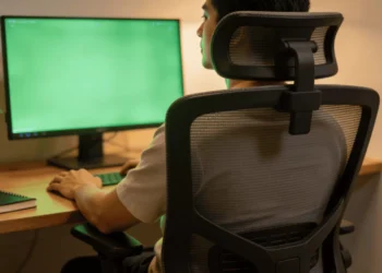Um detalhe no seu ambiente pode acabar com a dor de cabeça causada por horas no monitor
