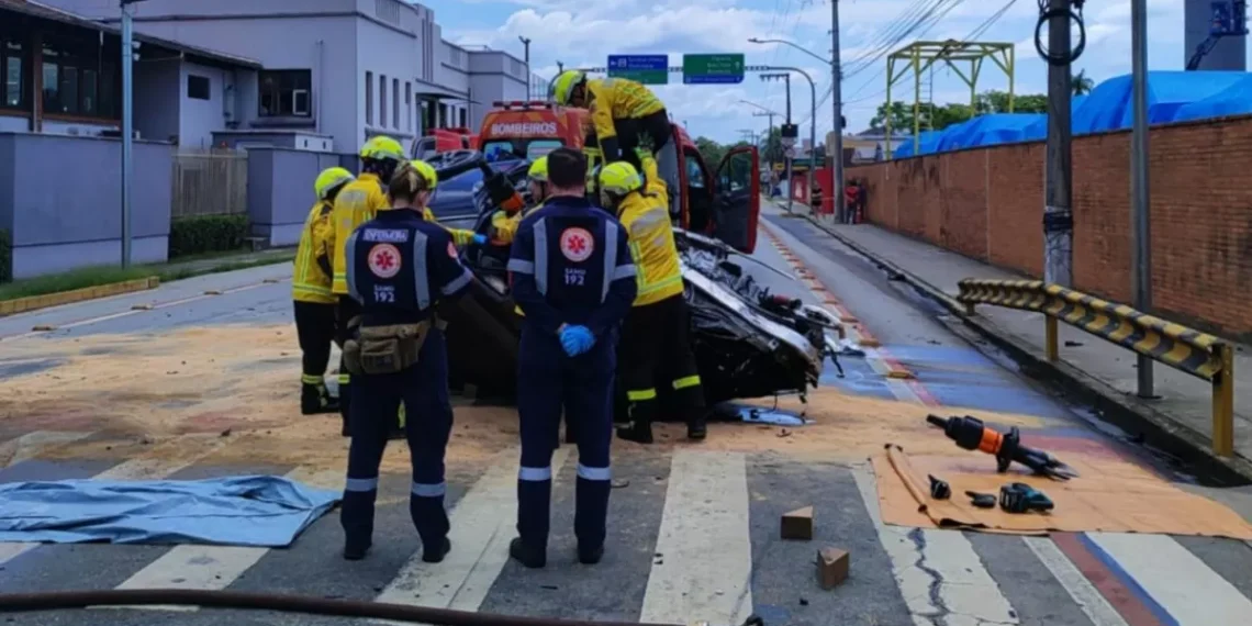 Motorista morre após colidir violentamente contra muro em Gaspar
