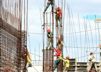 Construção civil cresce com a força do emprego, mas juros e custos pressionam o setor